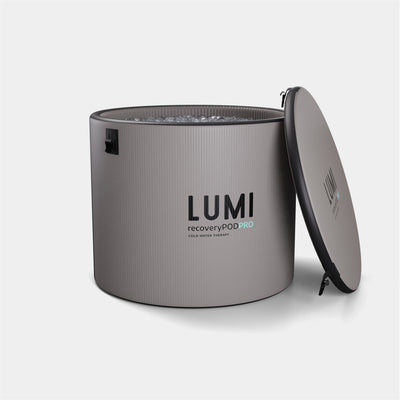 NL - Promo Gifts: LUMI recovery pod pro in sleek gray cylindrical design with removable lid, featuring ribbed texture exterior and black branding, perfect for promotional events and influencer gifting